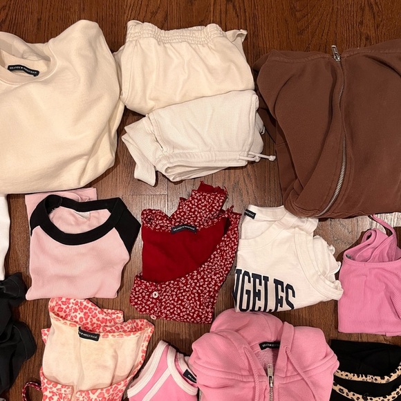 BRANDY MELVILLE COLLECTION - Picture 10 of 16